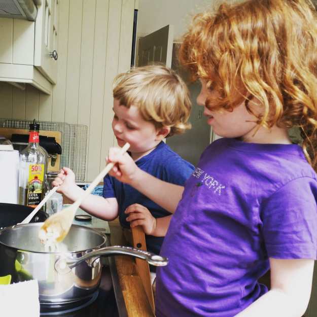 kids cooking - office mum